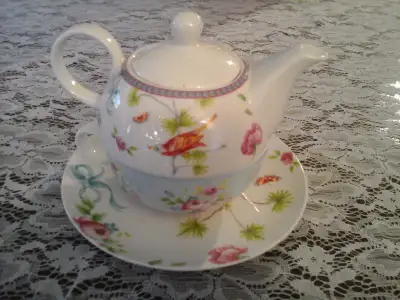 FINE PORCELAIN TEAPOT FOR ONE - FLOWERS/BIRDS - TH ENGLISH TABLE, View more