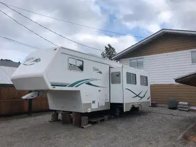 2003 Citation Supreme 4 season package Fifth Wheel 26RKS built by Thor, top quality Canadian company...