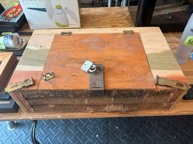 Vintage 1971 wooden box in Arts & Collectibles in Kitchener / Waterloo