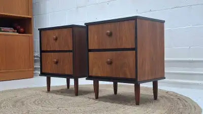 Paire de tables de chevet (tables de nuit) mid-century en noyer, View more