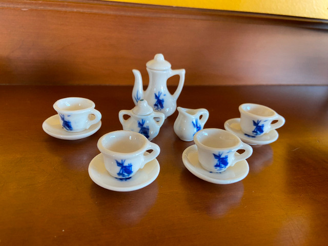 Vintage 13 Piece Delft Blue Miniature Tea Set Doll House in Box in Arts & Collectibles in Oshawa / Durham Region - Image 3