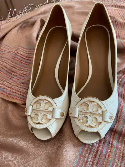 TORY BURCH - White, wedge with peep toe Size 9 Worn once Wedge height - 7 cm or 2 3/4 in