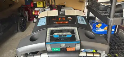 Get ready to elevate your fitness game with this Horizon CT7.1 treadmill! While it's a used treadmil...