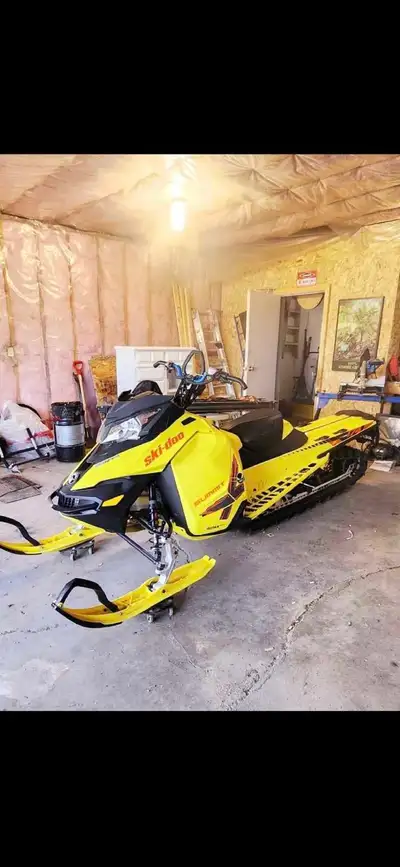 2015 Summit X 800 T3 Only 1600 kms Track is like new. Runs & drives great. Upgraded Vforce3 reeds. S...