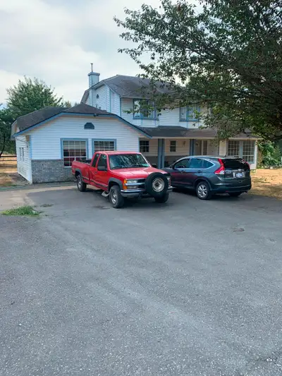 Beautiful 3 bedroom house located on dead end road, very quiet neighbourhood in country setting. Yar...