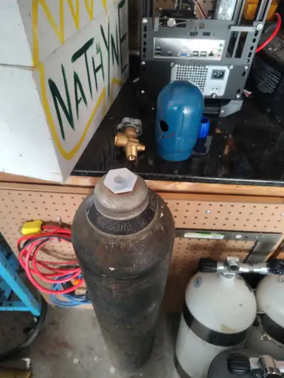 Located in sandstone valley. Fresh hydro, includes a brand new cga580 valve and cap. 150$