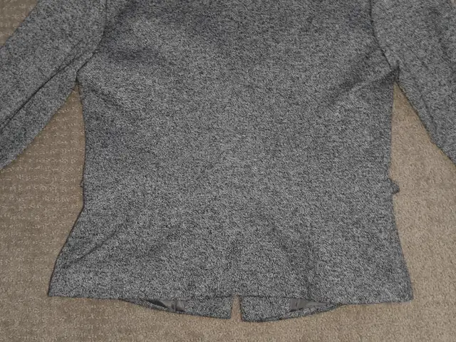 VERO MODA Women 3/4 Blazer / Dress Suit Jacket - Size 8 Medium in Women's - Tops & Outerwear in Calgary - Image 8