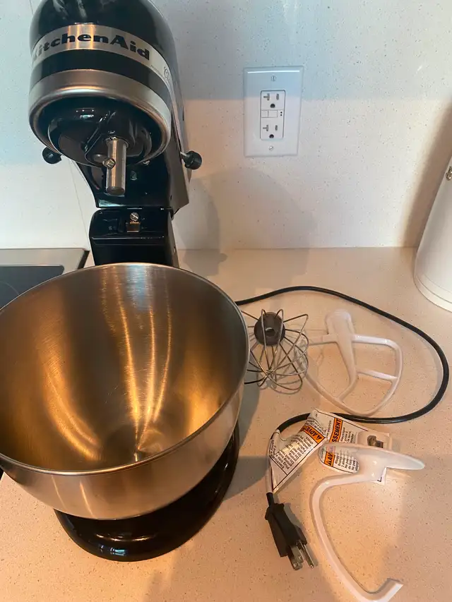 Kitchenaid classic series 4.5 quart tilt-head stand mixer in Kitchen & Dining Wares in City of Toronto - Image 3