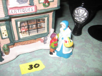 CHRISTMAS VILLAGE ANTIQUE STORE COME WITH A DOUBLE FIGURE.