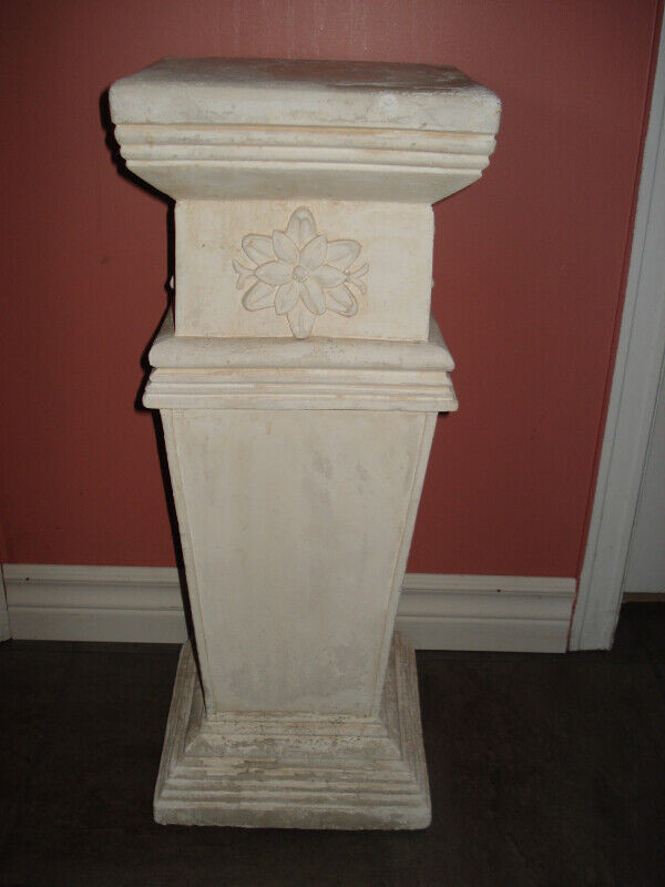 Vieille Colonne Massive. in Arts & Collectibles in Granby - Image 3