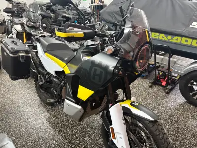 Moto adventure Husqvarna norden 901,2022,10000 km, manuel ou mode semi-automatique Pneu avant et arr...