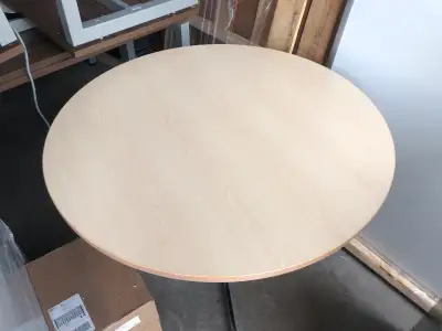 This Rond Table, perfect for adding a touch of modern elegance to any space, features a sturdy const...