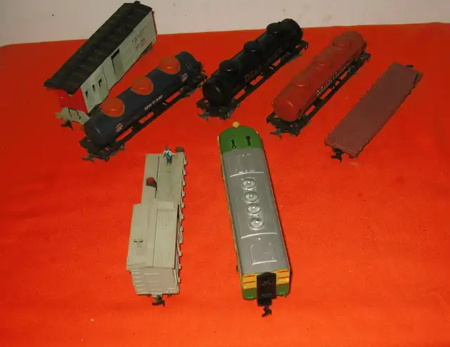 HO Scale Train Ontario Northern 1500 Diesel 6 Cars -Like New- in Arts & Collectibles in Edmonton - Image 6