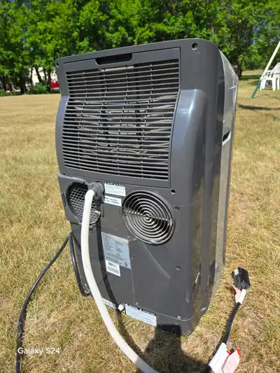 PORTABLE DANBY PREMIERE 3 - IN - 1 AIR CONDITIONER. 11000 BTU COOLING 9000 BTU HEATING. DEHUMIDIFIER...