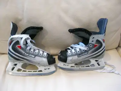 Pair Of Youth Bauer Vapor Size Y13 Kids Hockey Skates -No Laces, View more