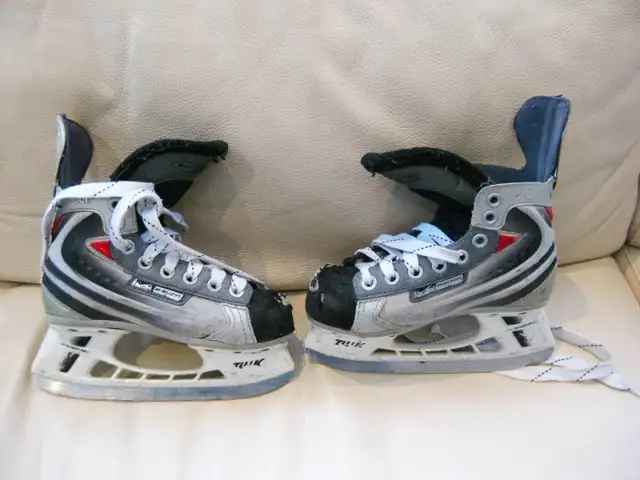 Pair Of Youth Bauer Vapor Size Y13 Kids Hockey Skates -No Laces in Hockey in Kitchener / Waterloo - Image 2
