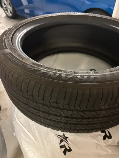 Brand: Bridgestone Model: Turanza EL400 Size: 205/50R17 89H Tread Type: All-Season Condition: Gently...
