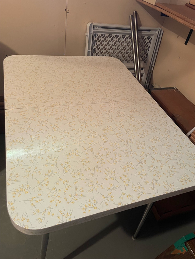 Vintage table in Other Tables in Calgary - Image 2