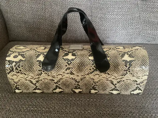 Bottle holder (wine purse) in Bags & Luggage in Oshawa / Durham Region - Image 2