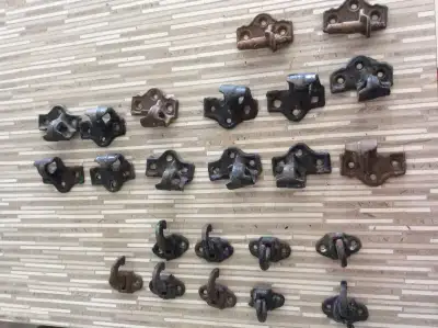 Parfait pour compléter un style de maison ancestrale. 2 pivots, 12 ancrages, 9 loquets ou barrures.