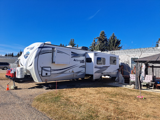 2014 31 ft Timber Ridge Trailer for Sale in Other in Red Deer