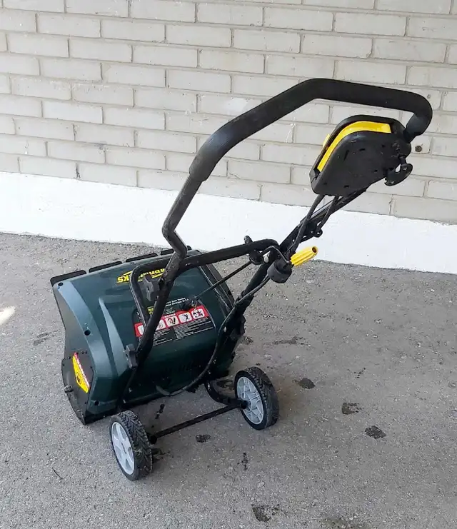 Yardworks Electric Snow Thrower Blower 9A 16" in Snowblowers in City of Toronto - Image 3