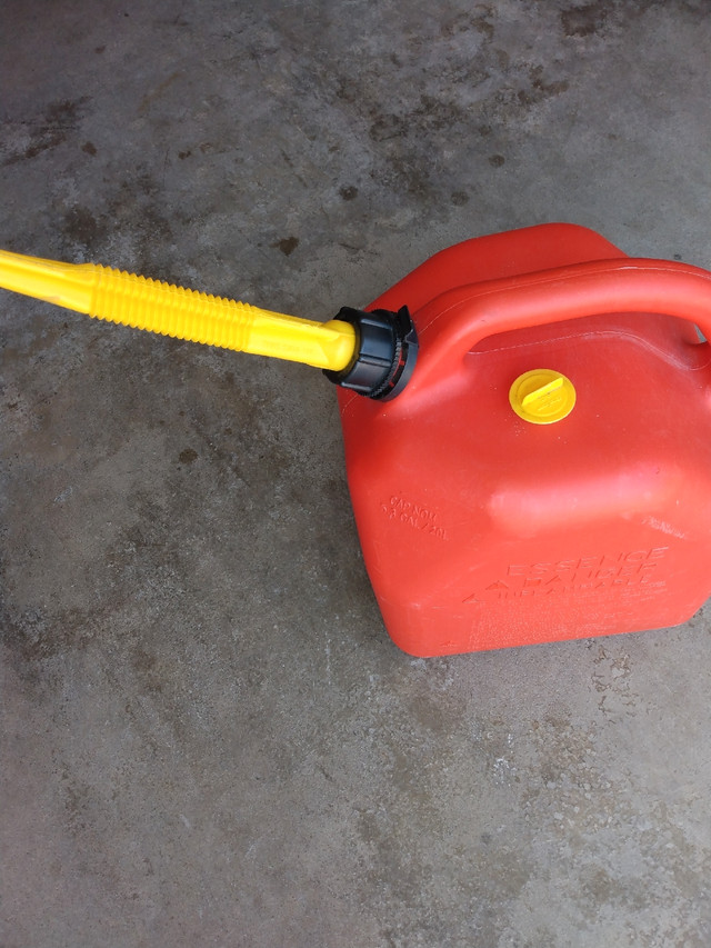 20 LITER ENVIRONMENTALLY FRIENDLY GAS CAN in Lawnmowers & Leaf Blowers in St. Catharines - Image 3
