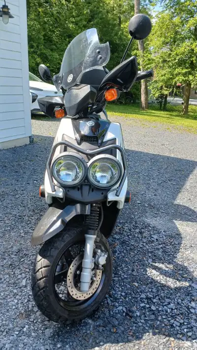 Superbe scooter 2010 -125cc Avec les équipements: porte bagage, pare-brise, housse Bas km: 2800 Aucu...