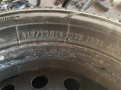 4 used snow tires and rims for Nissan rogue 215-70-16 is good condition