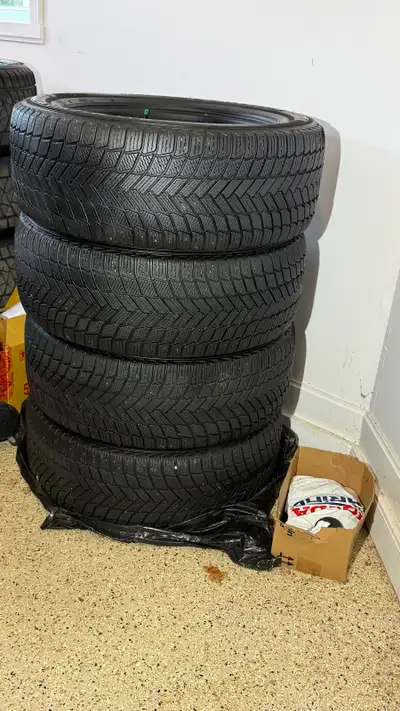 A complete set of 4 Michelin X-Ice SUV winter tire,mounted on 20" steel wheels. Size:275/55R20 Brand...