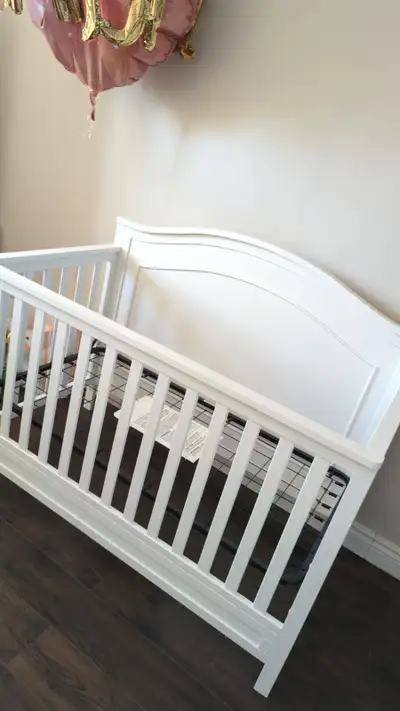 Convertible Crib - model: Charlie 4-in-1- (only sell crib + matt, View more