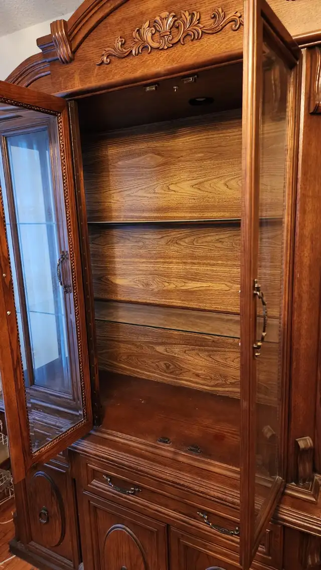 Antique Buffet and Hutch in Hutches & Display Cabinets in City of Toronto - Image 5