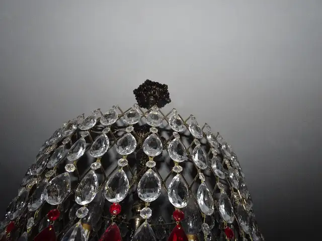 Chandelier in Indoor Lighting & Fans in City of Montréal - Image 11