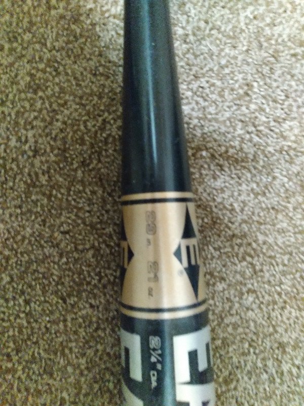Easton black & gold baseball bat, great shape, 29 " L, 21 oz in Baseball & Softball in Burnaby/New Westminster - Image 2