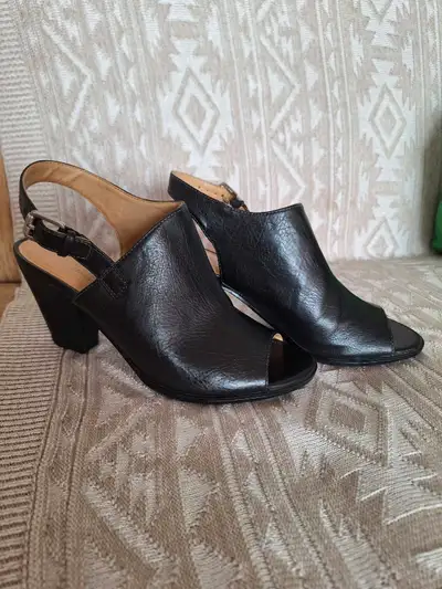 NATURALIZER leather sandals, size 7, View more