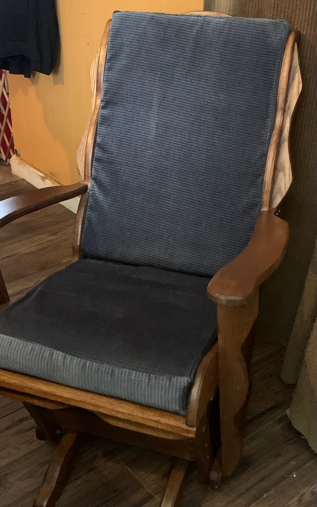 Solid wood glider rocking chair excellent condition.  in Chairs & Recliners in North Bay - Image 3