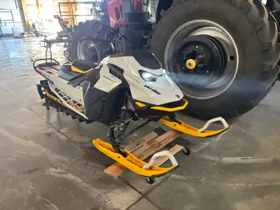 Summit gen 5 adrenaline edge package. Low km 262km 51% break in remaining. Always stored indoors. 3”...