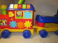 le train rouge  l enfant sassoi sur wagon bleu ???