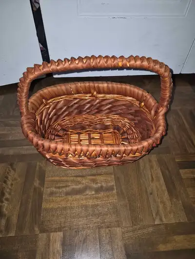 Panier en osier avec poignée Excellent état Demande: 2$