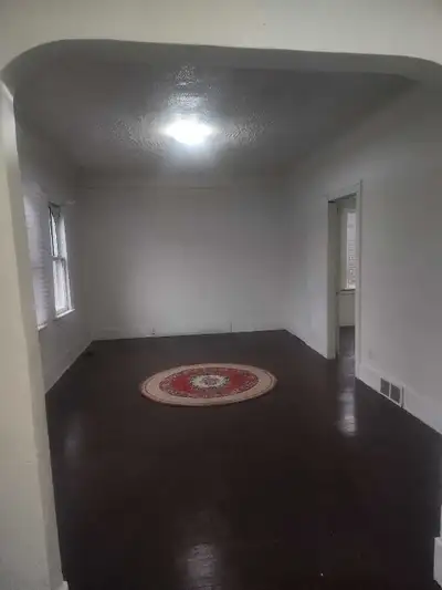 2 level house near Jackson park/ oullette ave. 4 beds 1 Large living room 1 Dining / office room 2 b...