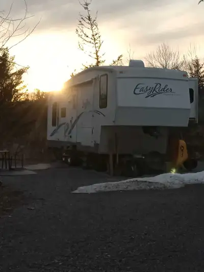 2006 Golden FALCON EASY RIDER Sleeps 6, 2 pop outs, very spacious, separate bedroom with comfy queen...