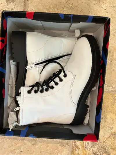 Women’s Bueno white boot new size 40, View more