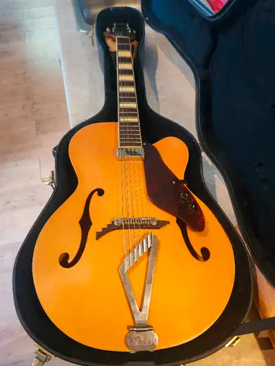 Gretsch Synchromatic G100CE Good shape, a couple little dings. Strung with half rounds currently, ni...