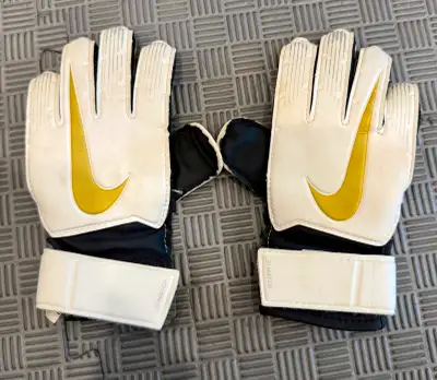 Kids Nike Soccer Goalie Gloves size 5, View more
