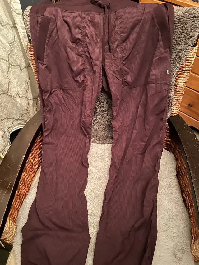 Lululemon Pants Size 10 in Women's - Bottoms in Barrie - Image 2