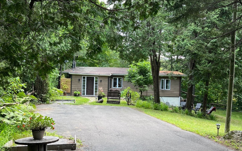 Chalet à vendre au Lac Achigan à SaintHippolyte Maisons à vendre