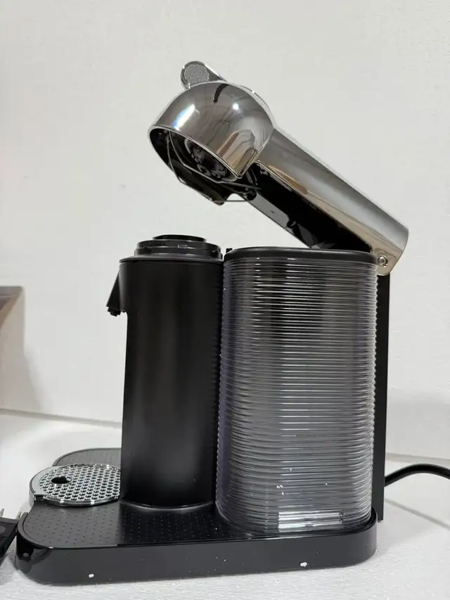 Nespresso Vertuo Coffee & Espresso Machine – Breville Black in Coffee Makers in St. Catharines - Image 3