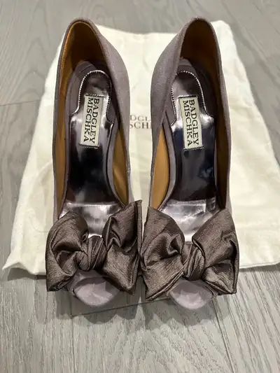 Like NEW size 6 women’s Badgley Mischka Dark Grey Suede Pumps, View more