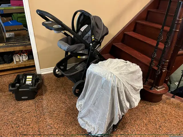 Graco stroller . Reversible seat .Car seat with base in Strollers, Carriers & Car Seats in Markham / York Region - Image 7