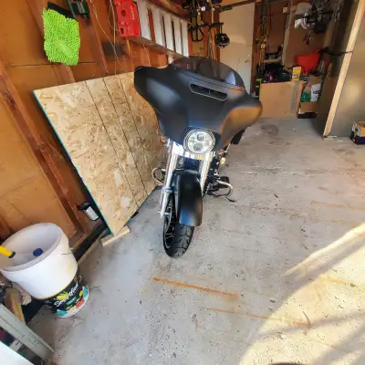 Low km.. bike has aftermarket exhaust Vance and Hines. Matte black and chrome 117cc Navigation Bluet...